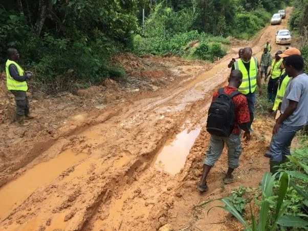 Équipe de relevé en gilet de sécurité sur une piste, en mission de terrain